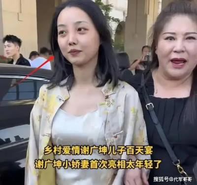 56歲謝廣坤小嬌妻首次曝光，年輕貌美身材好，26歲剛剛大學畢業