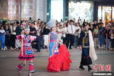 雲南昆明上演楚雄彝繡服飾快閃秀