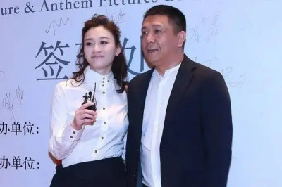 李小冉攜54歲富豪老公出席晚宴，老公老得像爹，她如少女