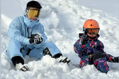 何猷君帶5歲兒子去滑雪！父子倆同框合影开心玩耍