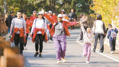 青山綠水間有道歡樂“紅”流