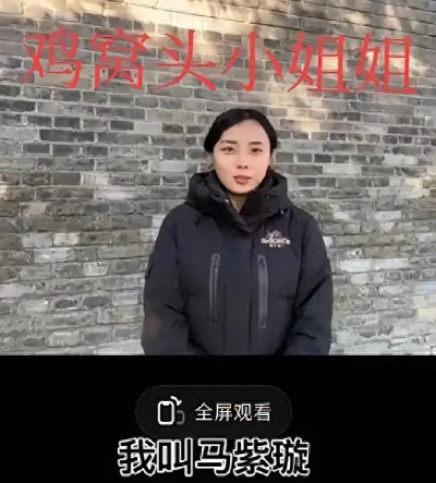 55歲王菲國外拍大片，燙雞窩頭又美又拽，穿針織裙瘦成“紙片人”